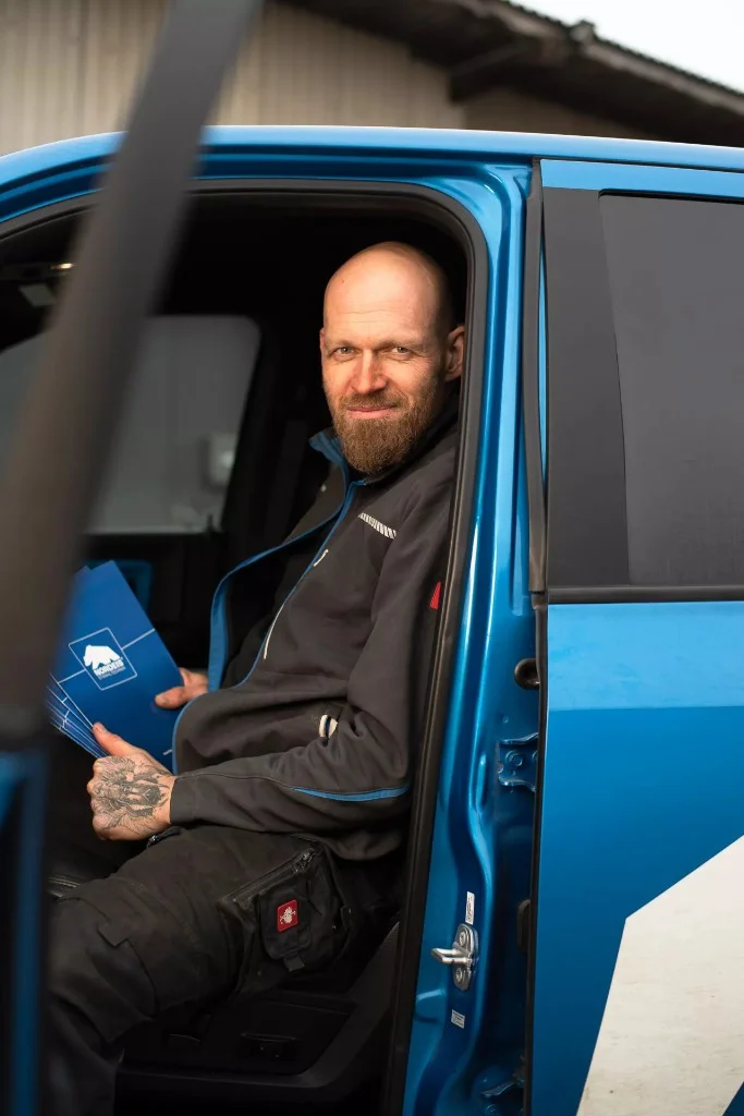 Handwerker-Portrait im Firmenfahrzeug – Businessfotografie Hannover
