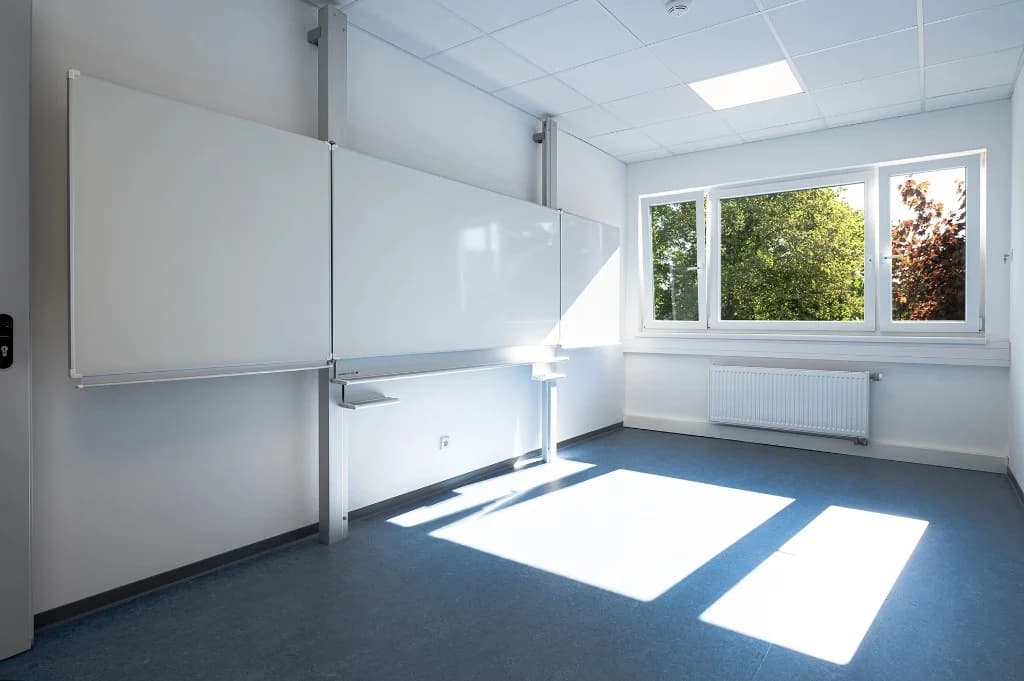 Innenraum-Fotografie – Schulungsraum mit Tageslicht, Hannover