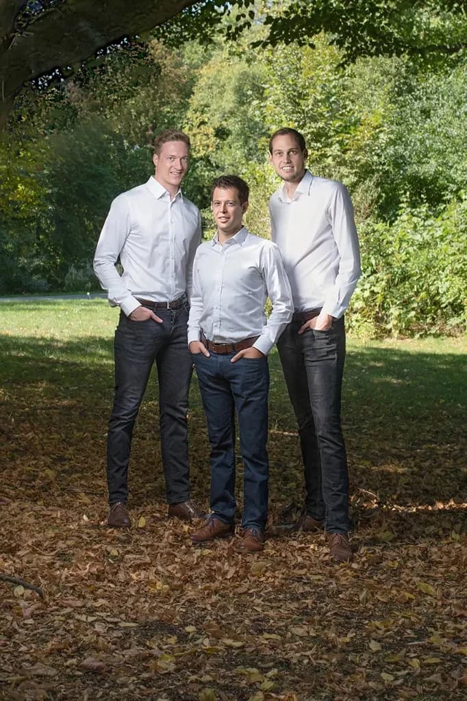 Teamportrait dreier Kollegen im Herbst – Businessfotografie Hannover